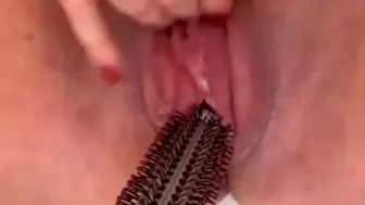 Horny American BIG BEAUTIFUL WOMAN mounts vagina with hairbrush until creamy