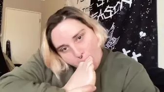 BIG BEAUTIFUL WOMAN licking and swallowing toes
