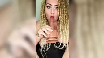 Gorgeus big beautiful woman rear-end to mouth with finger dildo