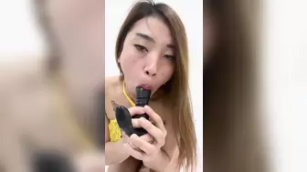 Chinese Sweetie come out of the university to strip completely naked in web camera and masturbation .