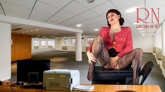 Naked secretary seduces her boss, shows her cunt, boobies and masturbating her snatch.