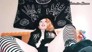 Witch masturbation with her long nails